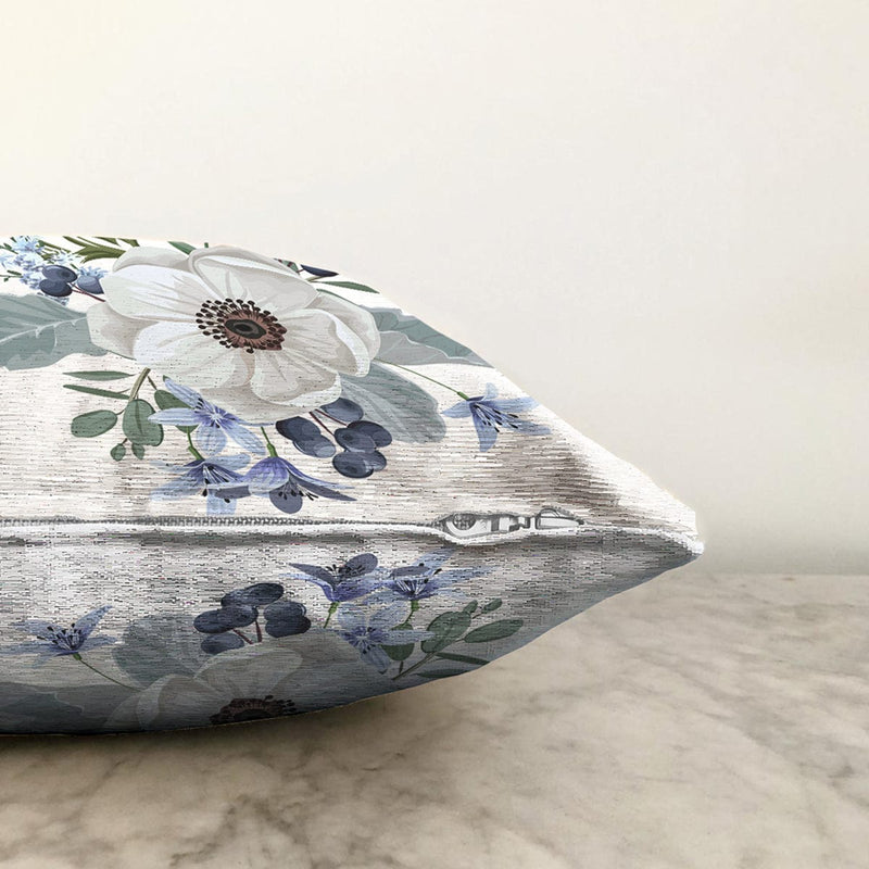 Beyaz Gül Tasarımlı Dijital Baskılı Dekoratif Raşel Kadife Yastık Kırlent Kılıfı