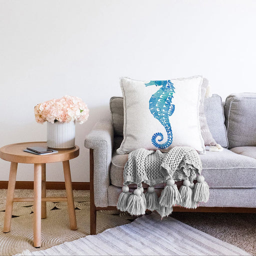 Beyaz Zemin Üzerinde Renkli Deniz Atı Desenli Raşel Kadife Yastık Kırlent Kılıfı Bonvagon