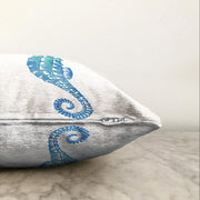 Beyaz Zemin Üzerinde Renkli Deniz Atı Desenli Raşel Kadife Yastık Kırlent Kılıfı Bonvagon