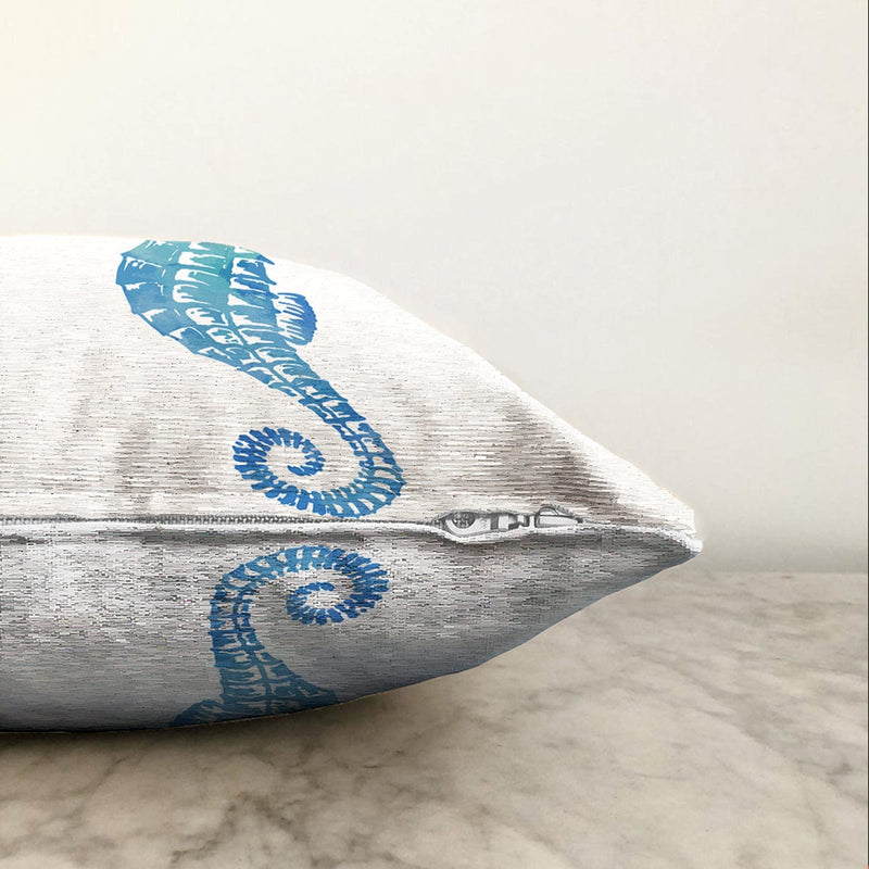 Beyaz Zemin Üzerinde Renkli Deniz Atı Desenli Raşel Kadife Yastık Kırlent Kılıfı Bonvagon