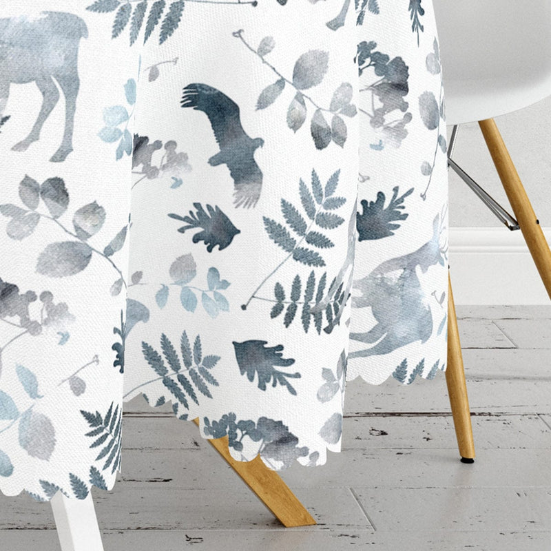 Beyaz Zeminli Geyik ve Yaprak Motifleri Dijital Baskılı Leke Tutmaz Masa Örtüsü Bonvagon