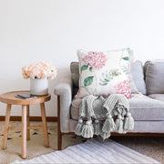 Beyaz Zeminli Yeşil Yapraklı Ortanca Çiçek Dijital Baskılı Modern Raşel Kadife Kırlent Kılıfı Bonvagon