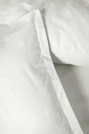 Brode Nakışlı çift Kişilik Saten Nevresim Takımı Galant Beyaz 4 Adet Yastıklı Bonvagon