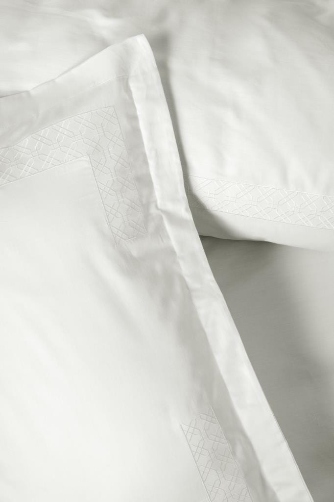 Brode Nakışlı çift Kişilik Saten Nevresim Takımı Galant Beyaz 4 Adet Yastıklı Bonvagon