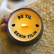 Bu Yıl Senin YIlın Sürpriz Mesajlı El Yapımı Soya Mumu Bonvagon