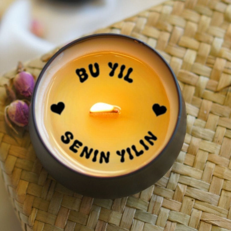 Bu Yıl Senin YIlın Sürpriz Mesajlı El Yapımı Soya Mumu Bonvagon