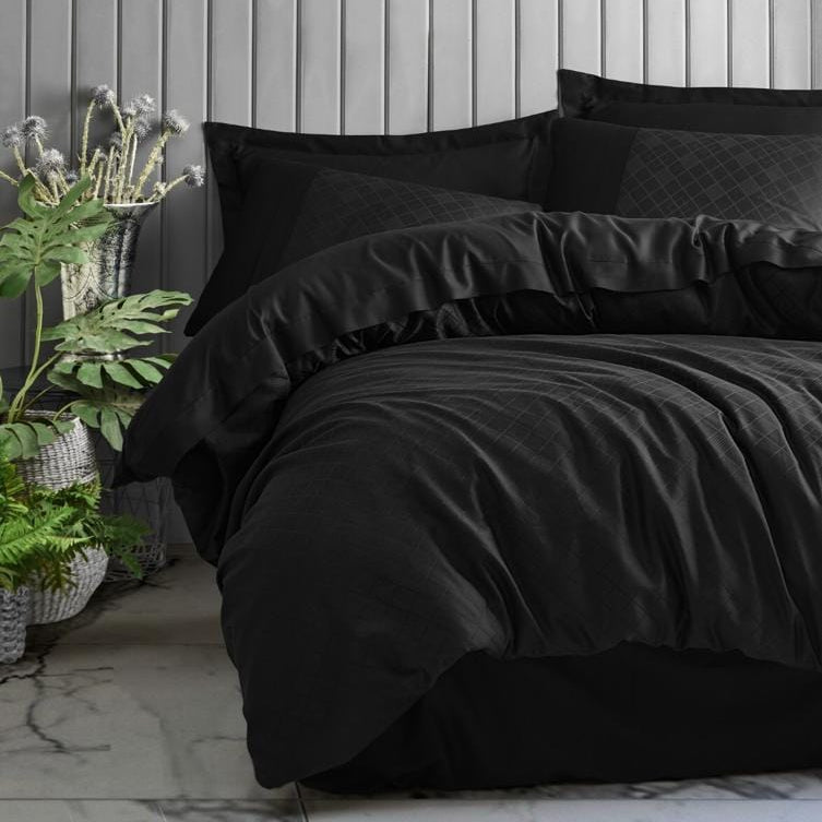 Jakarlı Saten Çift Kişilik Nevresim Takımı Dama Siyah 83 Tel 4 Adet Yastık Bonvagon