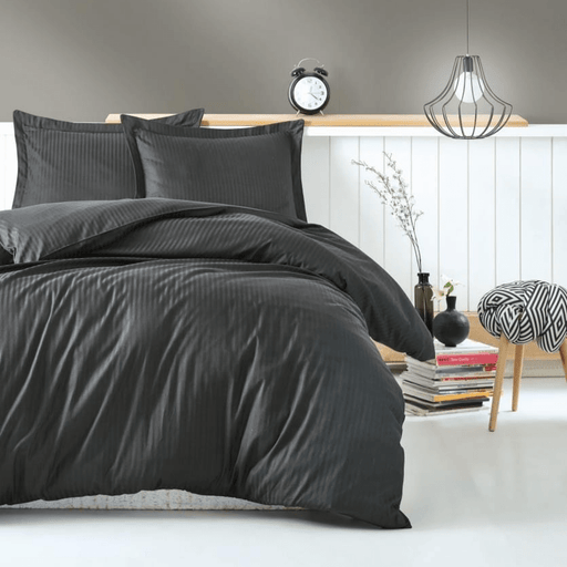 Çift Kişilik Saten Nevresim Takımı Elegant Stripe Antrasit 83 Tel %100 Pamuk Bonvagon