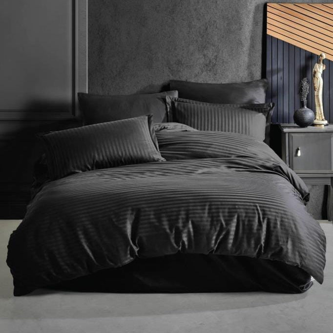 Çizgili Siyah Saten Çift Kişilik Nevresim Takımı 84 Tel 4 Adet Yastık Bonvagon