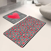 Çizgili Zemin Kırmızı Kalp Tasarımlı Dijital Baskılı 2li Banyo Halısı Takımı Kaymaz Taban Yıkanabilir Bonvagon