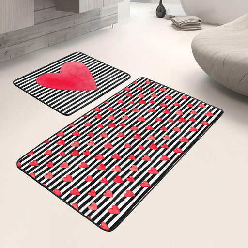 Çizgili Zemin Kırmızı Kalp Tasarımlı Dijital Baskılı 2li Banyo Halısı Takımı Kaymaz Taban Yıkanabilir Bonvagon