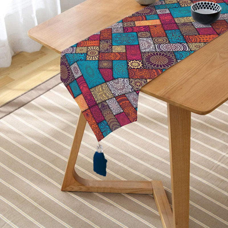 Geometrik Etnik Desenli Özel Tasarım Dekoratif Püsküllü Şönil Üçgen Runner Bonvagon