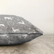 Gri Zemin Üzerinde Geyik Desenli Dijital Baskılı Modern Raşel Kadife Yastık Kırlent Kılıfı Bonvagon