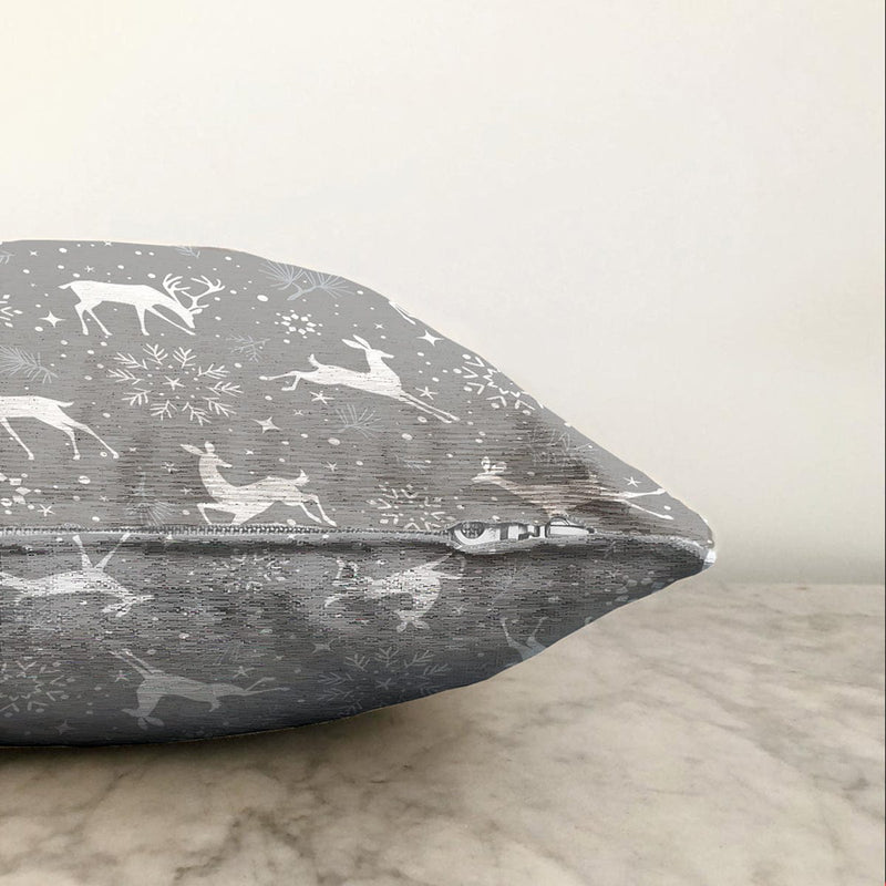 Gri Zemin Üzerinde Geyik Desenli Dijital Baskılı Modern Raşel Kadife Yastık Kırlent Kılıfı Bonvagon