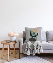 Gri Zemin Üzerinde Soyut Yaprak Çizimli Modern Özel Tasarım Raşel Kadife Kırlent Kılıfı Bonvagon