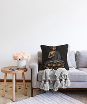 Gri Zeminde Buda Heykeli Motifli Özel Tasarım Raşel Kadife Kırlent Kılıfı Bonvagon