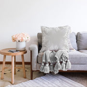 Gri Zeminli Beyaz Yaprak Desenli Dijital Baskılı Modern Raşel Kadife Yastık Kırlent Kılıfı Bonvagon