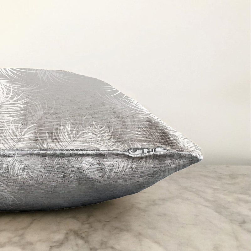 Gri Zeminli Beyaz Yaprak Desenli Dijital Baskılı Modern Raşel Kadife Yastık Kırlent Kılıfı Bonvagon