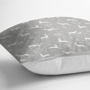 Gri Zeminli Geyikler ve Kar Taneleri Tasarımlı Dijital Baskılı Yastık Kırlent Kılıfı 43x43cm