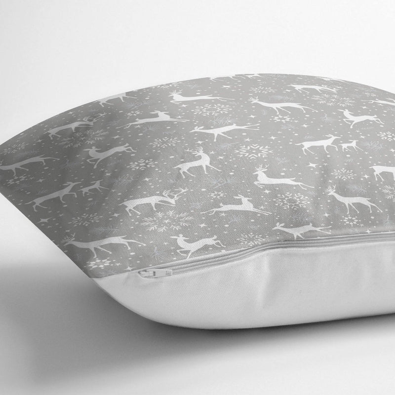 Gri Zeminli Geyikler ve Kar Taneleri Tasarımlı Dijital Baskılı Yastık Kırlent Kılıfı 43x43cm