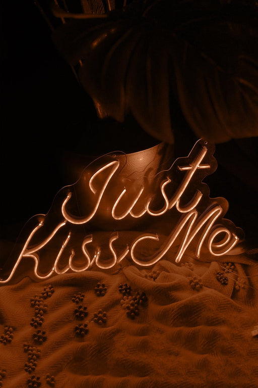 Just Kiss Me Yazılı Neon Led Işıklı Tablo Duvar Dekorasyon Bonvagon