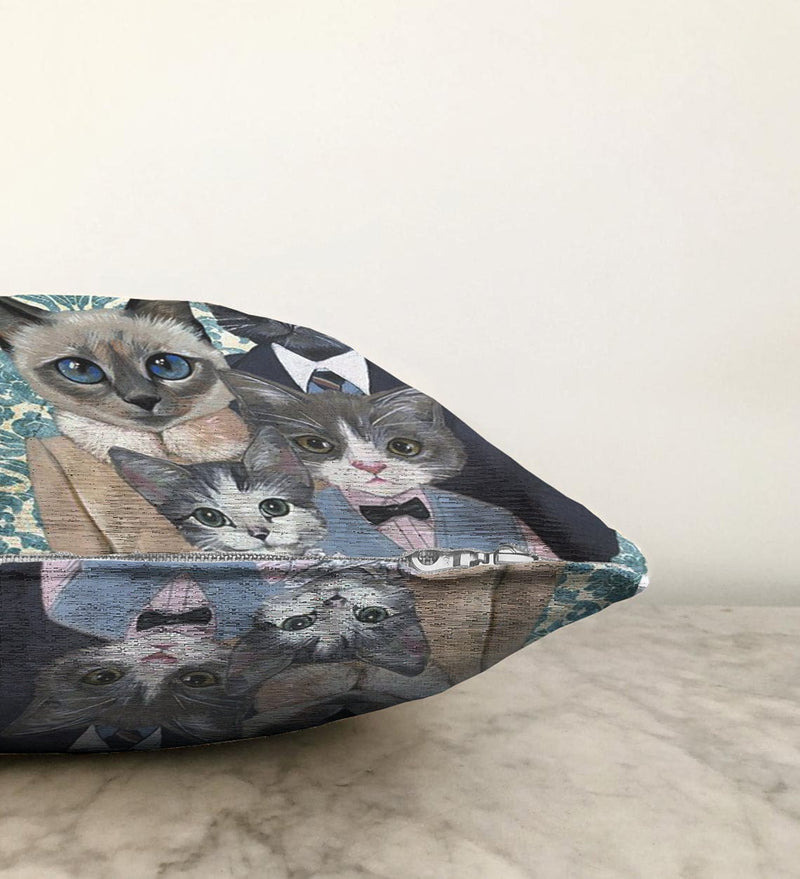 Kedi Ailesi Desenli Raşel Kadife Yastık Kırlent Kılıfı Bonvagon