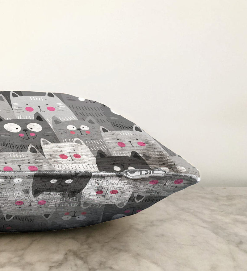 Kediler Gri Dijital Baskılı Raşel Kadife Yastık Kırlent Kılıfı Bonvagon