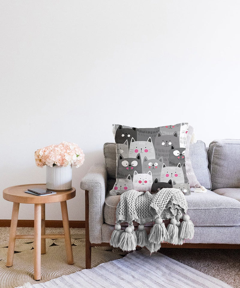 Kediler Gri Dijital Baskılı Raşel Kadife Yastık Kırlent Kılıfı Bonvagon