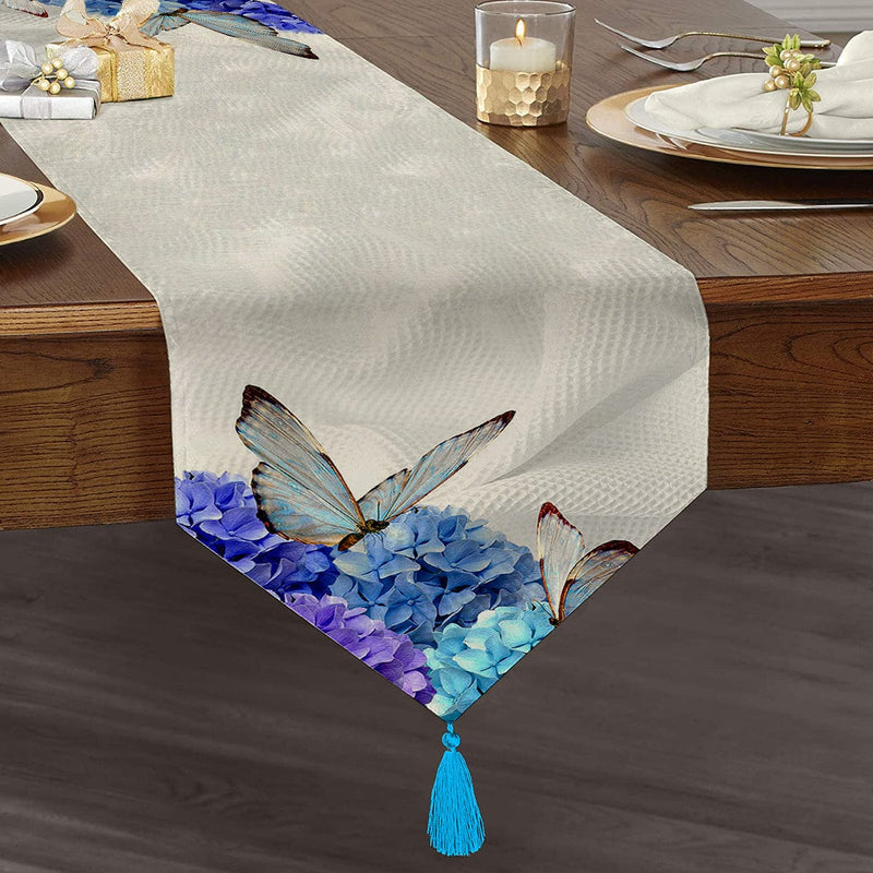 Kelebek Dünyası Dijital Baskılı Dekoratif Özel Tasarım Püsküllü Şönil Üçgen Runner Bonvagon