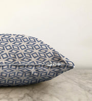 Kot Gri Zemin Üzerinde Geometrik Çizimler Özel Tasarım Raşel Kadife Kırlent Kılıfı Bonvagon