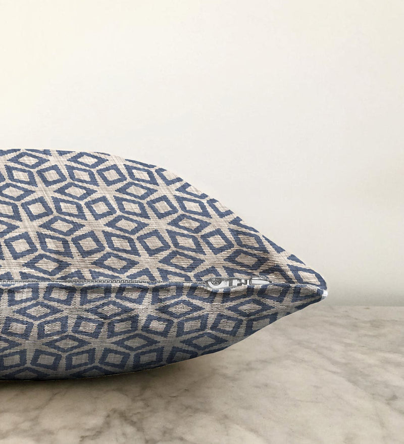 Kot Gri Zemin Üzerinde Geometrik Çizimler Özel Tasarım Raşel Kadife Kırlent Kılıfı Bonvagon