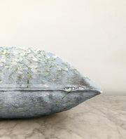 Mavi Zeminde Beyaz Ortanca Çiçeği Dijital Baskılı Raşel Kadife Kırlent Kılıfı Bonvagon