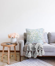 Mavi Zeminde Beyaz Ortanca Çiçeği Dijital Baskılı Raşel Kadife Kırlent Kılıfı Bonvagon