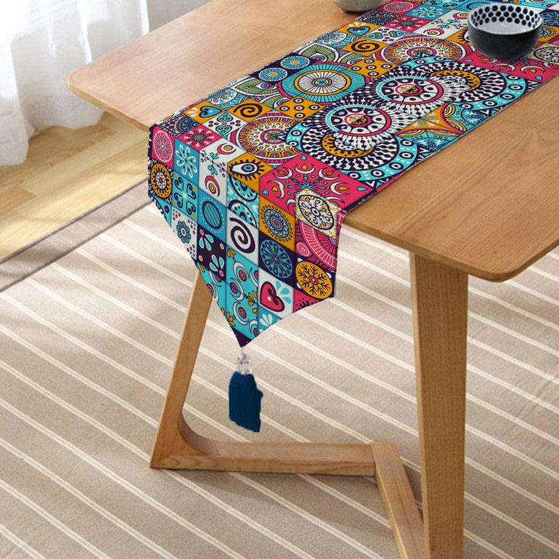 Mozaik Desenli Özel Tasarım Püsküllü Şönil Üçgen Runner Bonvagon