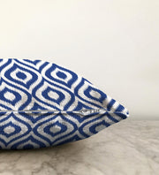 Özel Tasarım Lacivert İkat Desenli Dijital Baskılı Raşel Kadife Yastık Kırlent Kılıfı Bonvagon