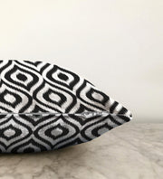 Özel Tasarım Siyah İkat Desenli Dijital Baskılı Raşel Kadife Yastık Kırlent Kılıfı Bonvagon