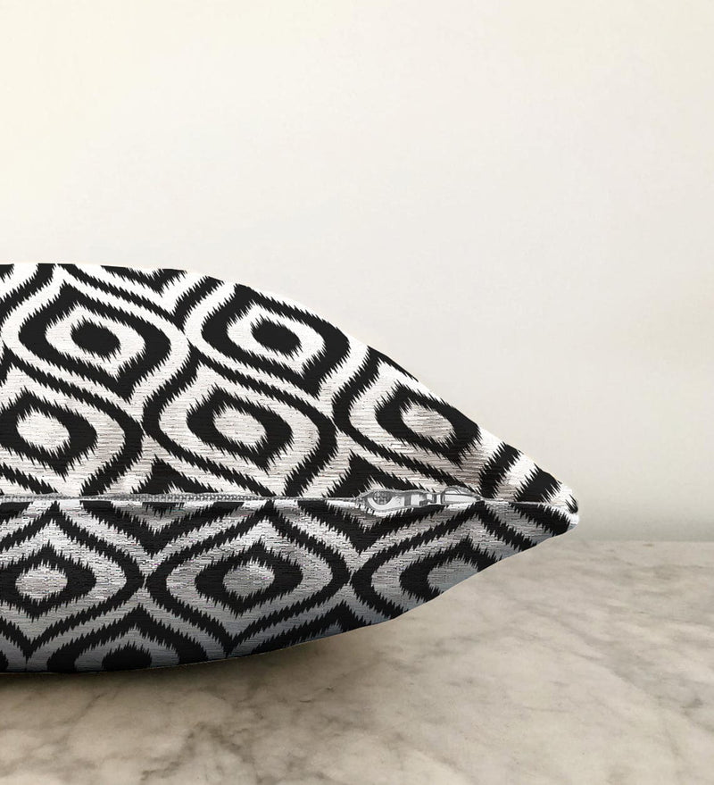 Özel Tasarım Siyah İkat Desenli Dijital Baskılı Raşel Kadife Yastık Kırlent Kılıfı Bonvagon