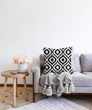 Özel Tasarım Siyah İkat Desenli Dijital Baskılı Raşel Kadife Yastık Kırlent Kılıfı Bonvagon