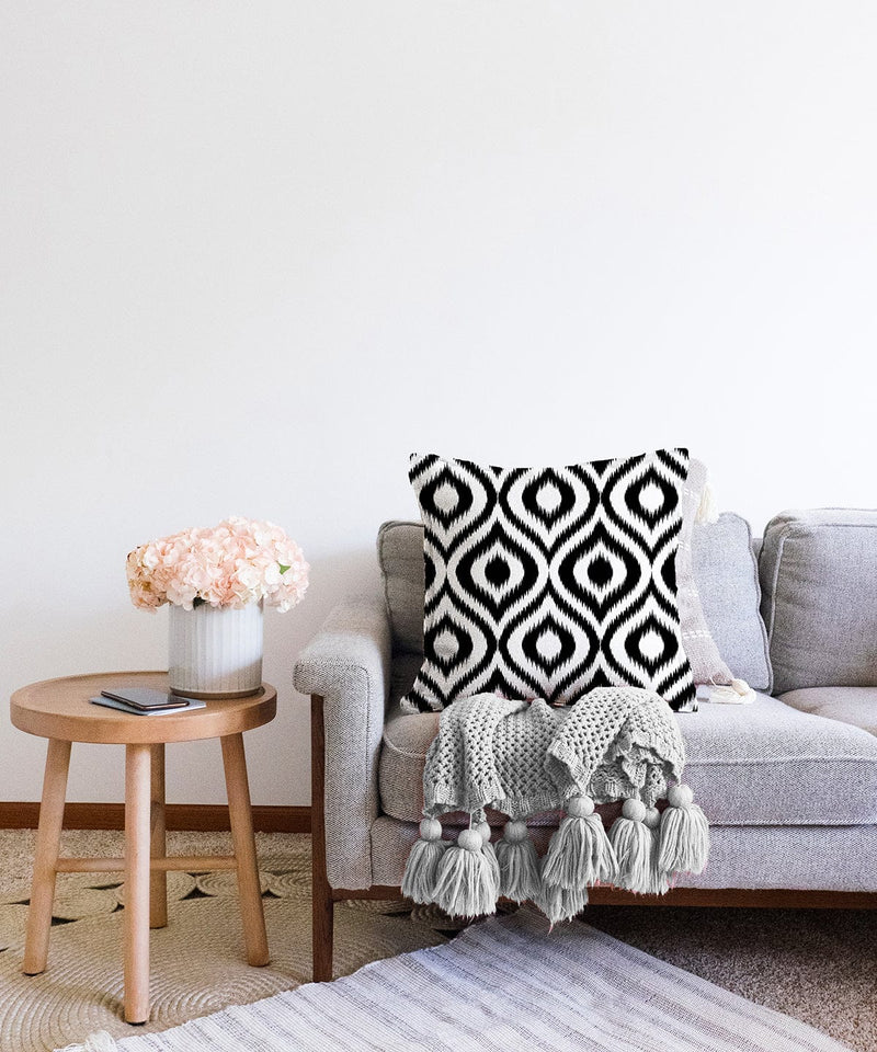 Özel Tasarım Siyah İkat Desenli Dijital Baskılı Raşel Kadife Yastık Kırlent Kılıfı Bonvagon