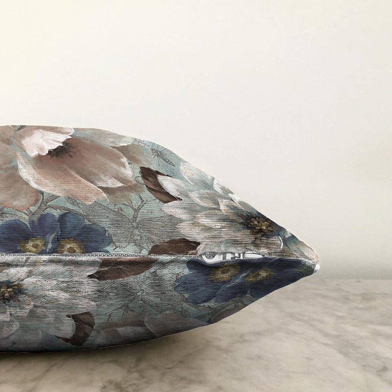 Pastel Renkli Beyaz Mavi Gül Motifleri Guaj Boya Özel Tasarımlı Yastık Kırlent Kılıfı Bonvagon