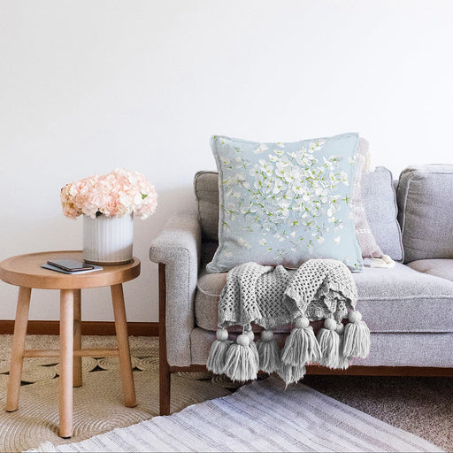 Rengarenk Zeminli Beyaz Ortanca Çiçek Desenli Dijital Baskılı Modern Raşel Kadife Kırlent Kılıfı Bonvagon