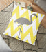 Sarı Zeminde Gri Flamingo Desenli Dijital Baskılı Dekoratif 70x70cm Dolgulu Yer Minderi Bonvagon