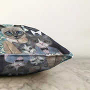 Sevimli Kedi Ailesi İllüstrasyon Dijital Baskılı Dekoratif Raşel Kadife Yastık Kırlent Kılıfı Bonvagon