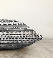 Siyah Beyaz Dekoratif African Motifli Modern Raşel Kadife Yastık Kırlent Kılıfı Bonvagon