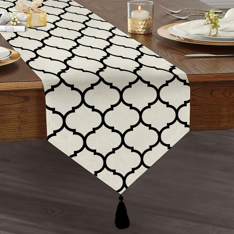 Siyah Beyaz Ogea Desenli Dekoratif Özel Tasarım Püsküllü Şönil Üçgen Runner Bonvagon