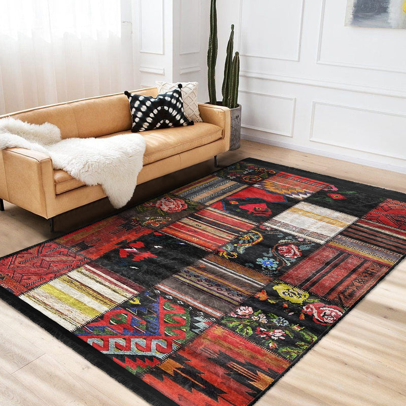 Siyah - Kırmızı Patchwork Motifli Etnik Desenli Dijital Baskılı Makinede Yıkanabilir Kaymaz Taban Saçaklı Halı