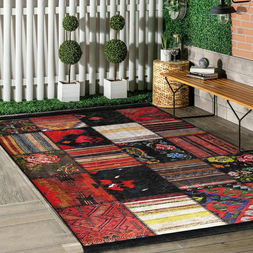 Siyah - Kırmızı Patchwork Motifli Etnik Desenli Dijital Baskılı Makinede Yıkanabilir Kaymaz Taban Saçaklı Halı