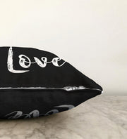 Siyah Zeminde Love Yazılı Modern Raşel Kadife Yastık Kırlent Kılıfı