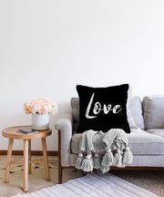 Siyah Zeminde Love Yazılı Modern Raşel Kadife Yastık Kırlent Kılıfı