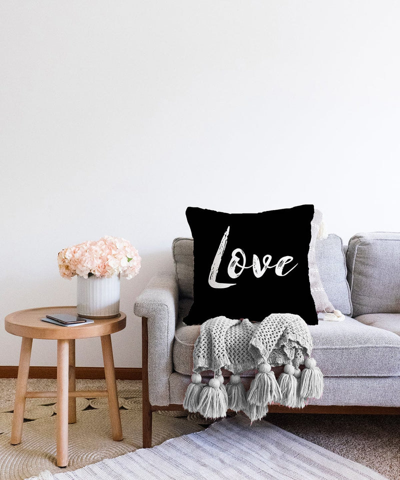Siyah Zeminde Love Yazılı Modern Raşel Kadife Yastık Kırlent Kılıfı